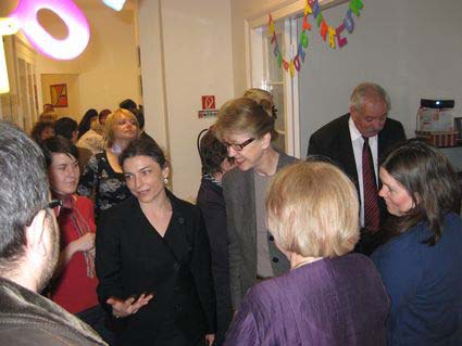 Őexellenciája Siri Ellen Sletner, Norvégia magyarországi nagykövete (felvételünkön középen) avatta fel 2011. április 6-án a Diótörés Alapítvány, az ÁNTSZ és BVOP konzorciumában megvalósult „… erre csörög a dió” pályázatának záró rendezvényén Budapesten, a VII. Kertész u. 24-28. szám alatt létesült, a norvég támogatás mentén kialakított, ellátatlan hajléktalanok komplex egészségügyi, szociális és foglalkoztatási támogatását célzó intézményt dr. Paller Judit országos tiszti főorvossal együtt.